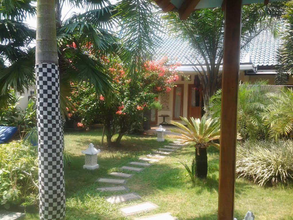 Rosseno Villa Джокякарта Екстериор снимка